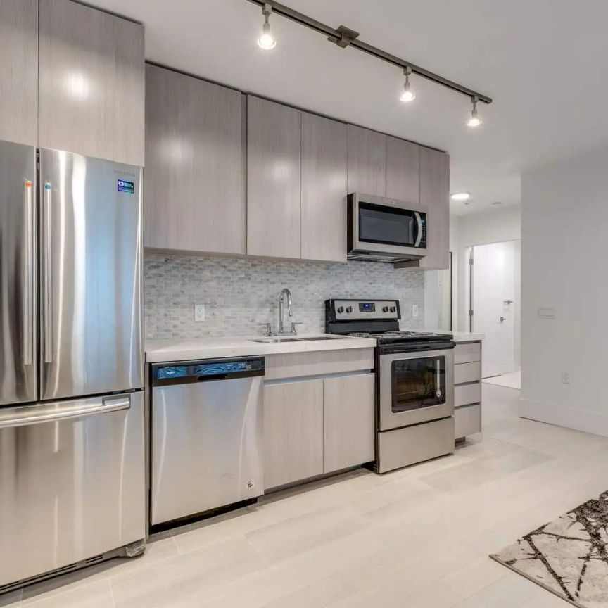 The Normandie - 1425 Haro — Low Rise Apartment - Photo 1