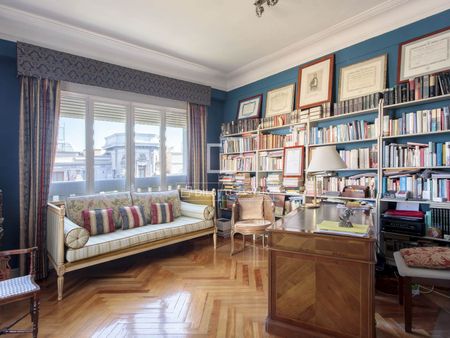 Excellent 4 Bedroom penthouse with 25m² terrace for rent in Almagro, Madrid - Photo 4