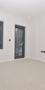 Flat to rent - Boundary Lane, London, SE17 - Photo 3