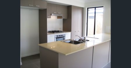 Family home, conveniently located close to parks, schools, shopping centres, - Photo 2