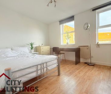 4 Bedroom Mid Terraced House - Photo 4