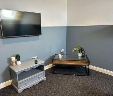 Luxurious Bedroom Bathroom Apartment, LN1 - Photo 1