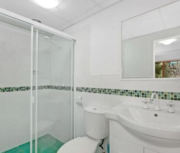 SPACIOUS OVERSIZE 3 BEDROOM APARTMENT WITH LOCK UP GARAGE - Photo 1