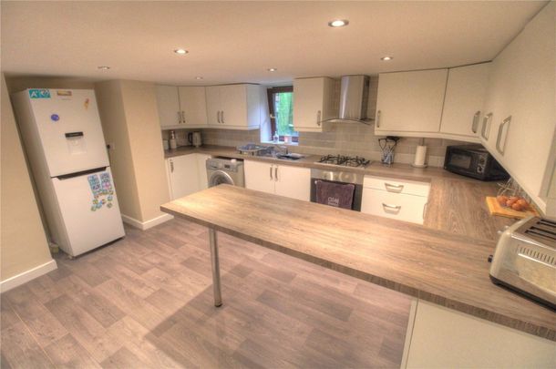 St Johns View, Batley, WF17 - Photo 1