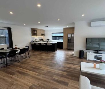 Stunning Three Bedroom in Sought After Queenwood - Photo 4