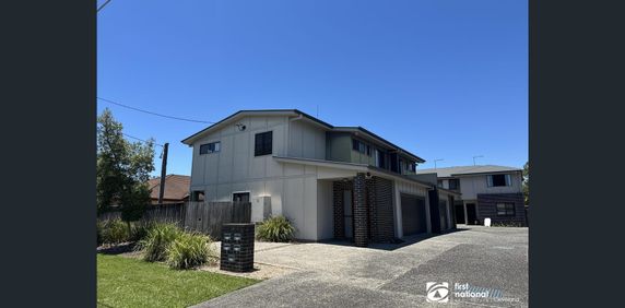 FOUR BEDROOM TOWNHOUSE IN THE HEART OF CLEVELAND - Photo 2