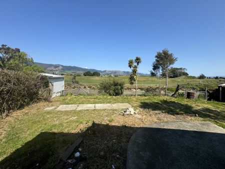 Fully Redeocated Beach House with rear views over ... - Photo 5