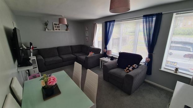 3 bedroom semi-detached house to rent - Photo 1