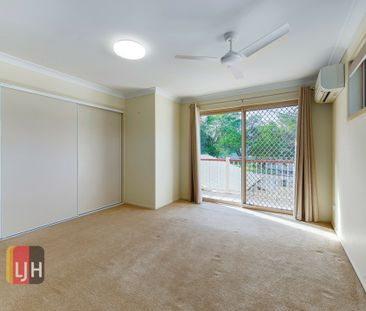 AIR CONDITIONED TWO BEDROOM TOWNHOUSE WITH COURTYARD - Photo 5