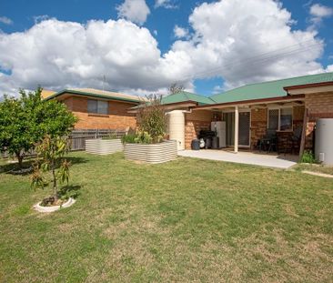 ~ Large & Spacious Five Bedroom Brick Home ~ - Photo 2