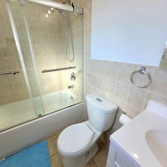 Bright 3 Bedroom/2 Bathroom Close to Major Transit - Photo 4