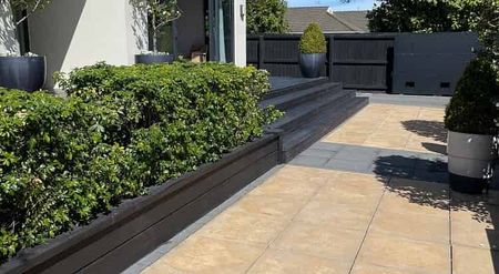 Spacious 2 storey 4 Bed Home in Merivale - Photo 3