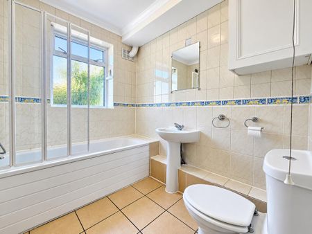 1 bedroom in a flat share to rent - Photo 4