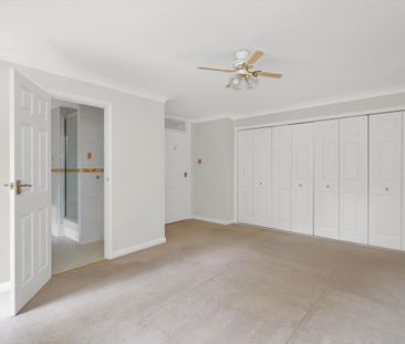 Available to let is a superb 5 bedroom family home in a convenient ... - Photo 4