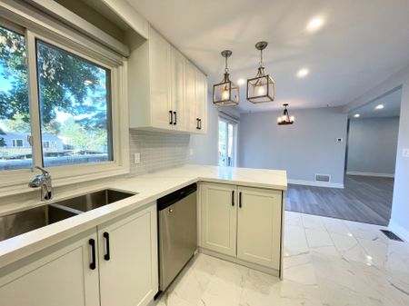 For Lease - 716 Lake Drive, Georgina, Ontario - Photo 3