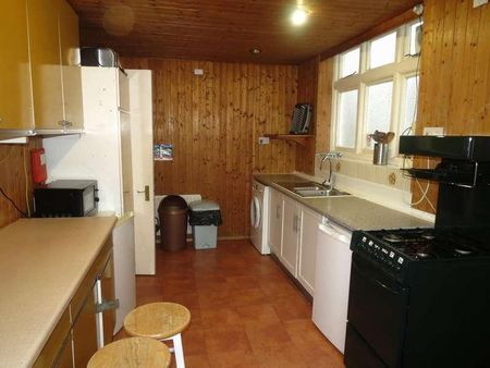 Bedroom Detached House In Bournemouth, BH1 - Photo 5