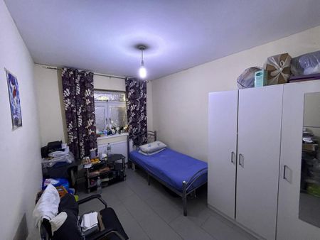 3 bedroom flat to rent - Photo 4