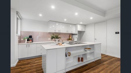 BAYSIDE LUXURY | STYLE AND CONVENIENCE - Photo 4