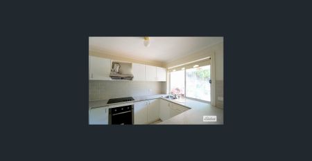 3 bedroom townhouse with lock up garage! - Photo 5