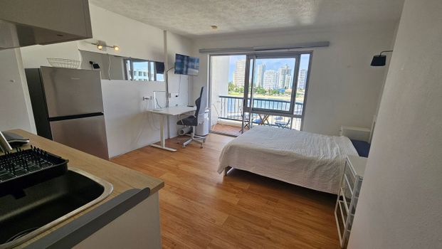 Fully Furnished Chic Studio overlooking the Broadwater Southport - Photo 1