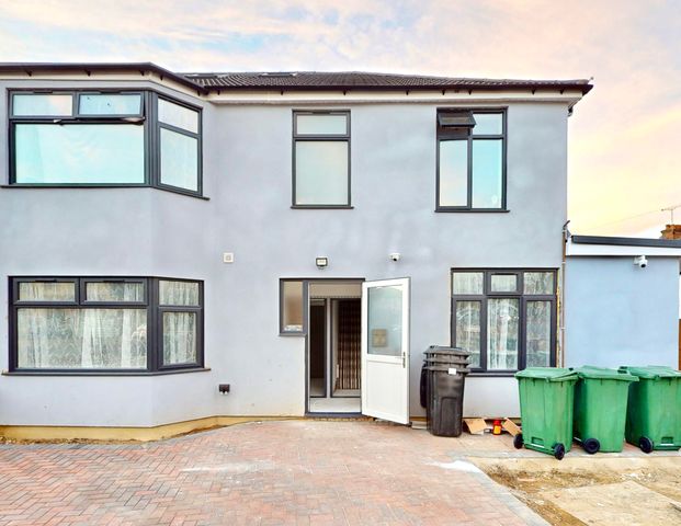 Flat 1 Room 2 - Photo 1