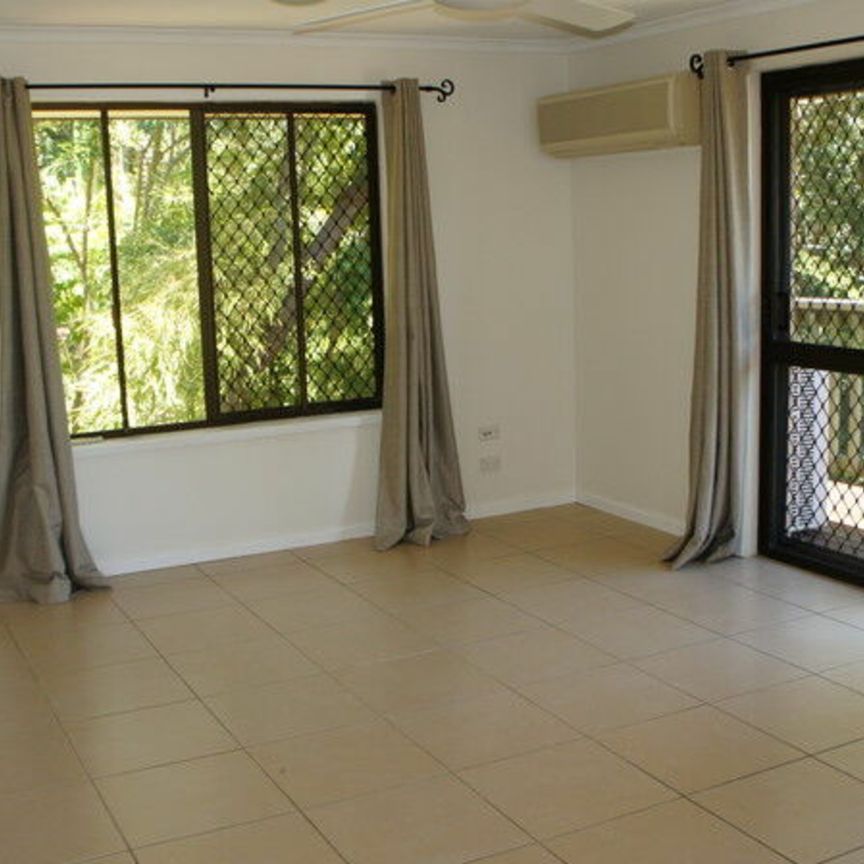 Lovely Top Floor Unit in a Convenient Elanora Location - Photo 1