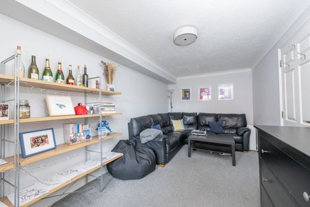 5 Bed Terraced House, Macmillan Way, SW17 - Photo 2