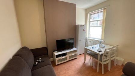 4 Bed Terraced House, Pembroke Street, M6 - Photo 2