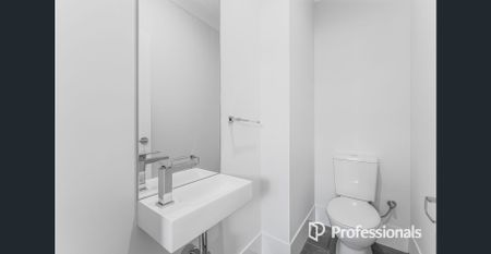 Near-New Modern Townhouse - Stylish, Spacious & Low Maintenance - Photo 3