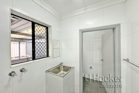 Spacious Four Bedroom Duplex in the Heart Of Greenacre! - Photo 5