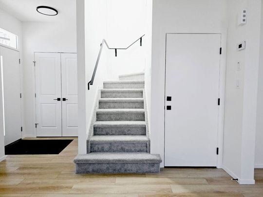 Edmonton Unfurnished duplex Rental in Westwood - MODERN 3 BED, 3.5 BATH UPPER DUPLEX NEAR NAIT, KINGSWAY & ROYAL ALEX - Photo 1