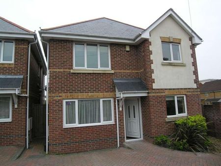 Bedroom Detached House In Winton, BH9 - Photo 3