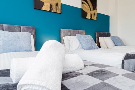 4 Bed Semi-Detached House, Regis Park Road, RG6 - Photo 4