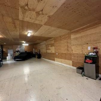 Shop for rent 1400 sq foot 70x40 for automotive use or storage - Photo 1