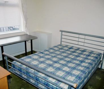 Double bedroom in 4-bedroom house near Platt Fields Park - Photo 1