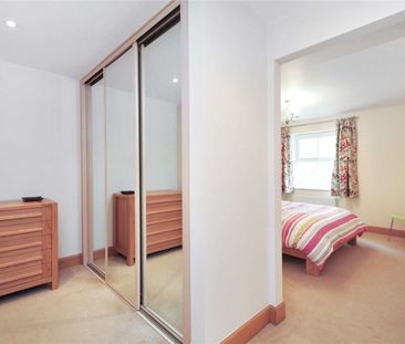 Set within a sought after gated development off Green Lane, Northwood, this luxurious 2 bedroom 2 bathroom apartment is set on the top floor and available early October. - Photo 1