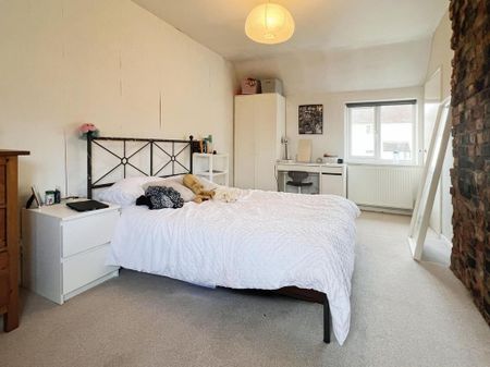 4 bedroom semi-detached house to rent - Photo 3