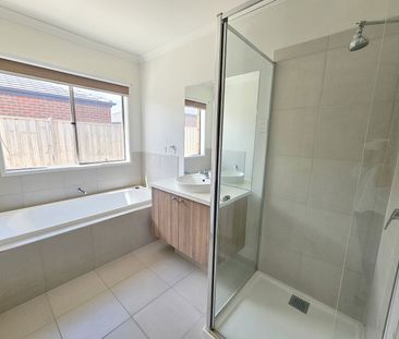 Charming Family Home in Manzeene Estate - Photo 5