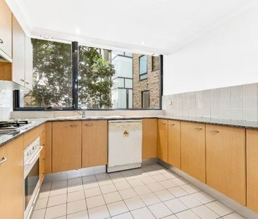 SPACIOUS 2 BEDROOM RESIDENCE IN PYRMONT - Photo 5
