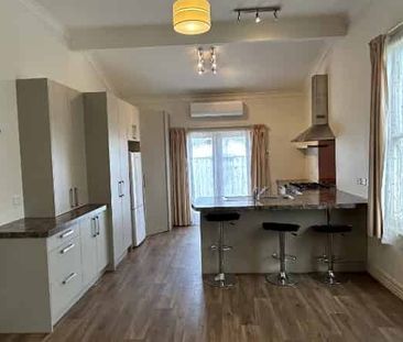 Spacious Character Home with Open-Plan Living and Modern Features - Photo 3