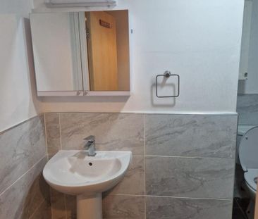 3 bedroom flat to rent - Photo 5