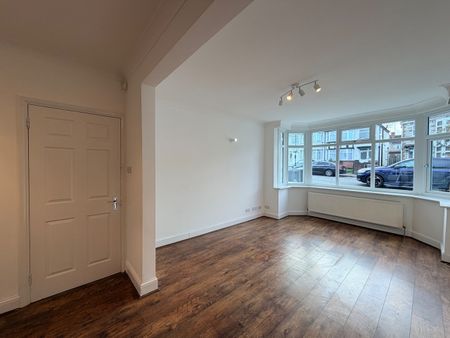 4 Bed Terraced House, Evelyn Avenue, NW9 - Photo 3