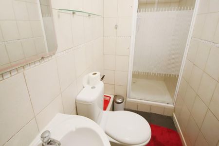 1 bedroom in a house share to rent - Photo 5