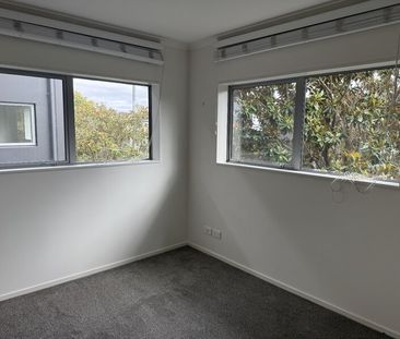 Inner City Apartment – Secure Carpark - Photo 3