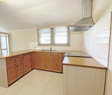 Charming Red Brick Cottage - Photo 4