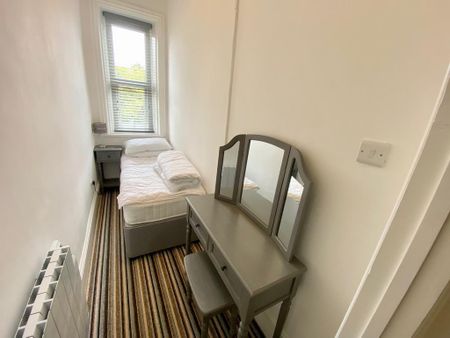 2 bedroom flat to rent - Photo 4