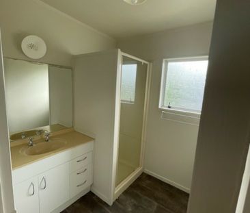 Stanmore Bay - 4 Bedrooms - Photo 3