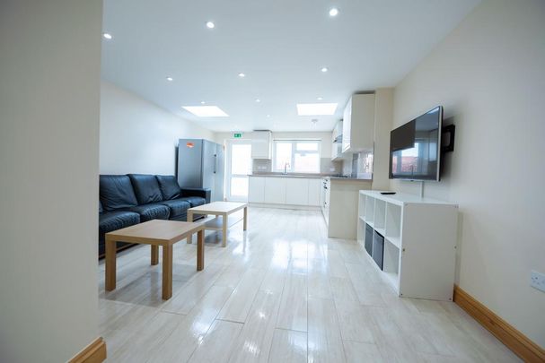 6 bedroom terraced house to rent - Photo 1