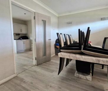 4 bedroom detached house to rent - Photo 2