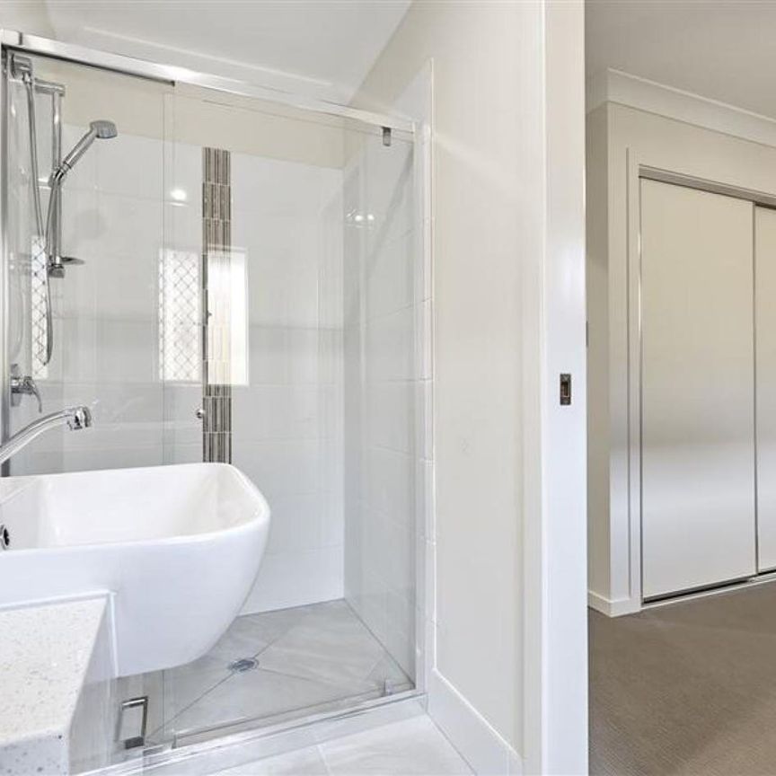 9 Logan Crescent, Oxenford, Qld 4210 - Photo 1